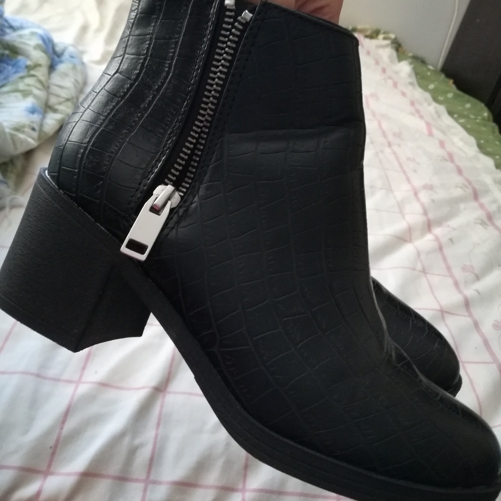 👢H&M edgy chic black booties